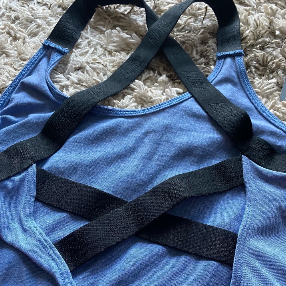 New Nike sports top